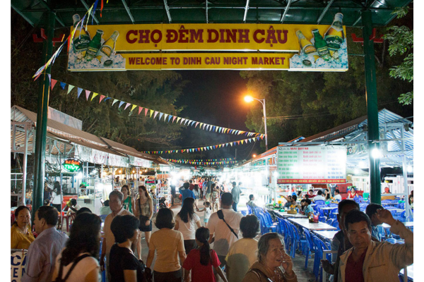 Chợ đêm Dinh Cậu - địa điểm bán mực khô tại Phú Quốc ngon nhất