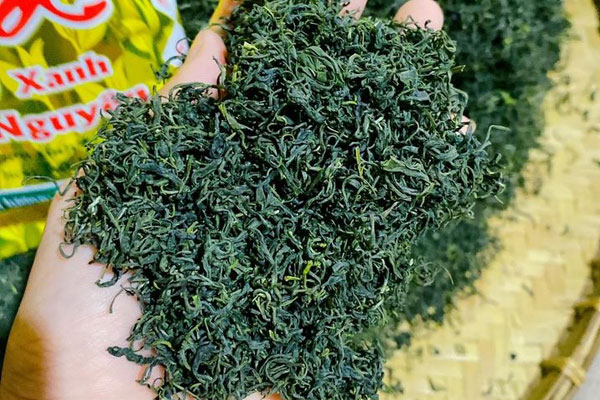 Cánh trà khô phải có dạng xoăn sợi, màu đen bạc và giòn rụm là dấu hiệu của sản phẩm trà chất lượng. Cánh trà khô phải có dạng xoăn sợi, màu đen bạc và giòn rụm là dấu hiệu của sản phẩm trà chất lượng.