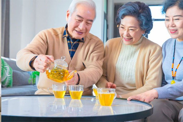 Uống chè thường xuyên giúp kéo dài tuổi thọ, làm chậm quá trình lão hóa,...hiệu quả.
