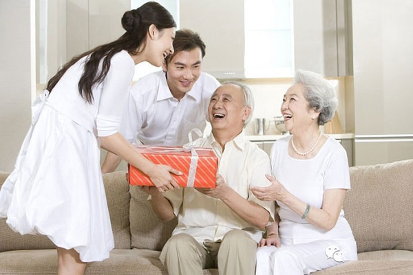 Chọn chè Thái Nguyên làm quà biếu người cao tuổi là cách thể hiện tình cảm đối với người thân trong gia đình.