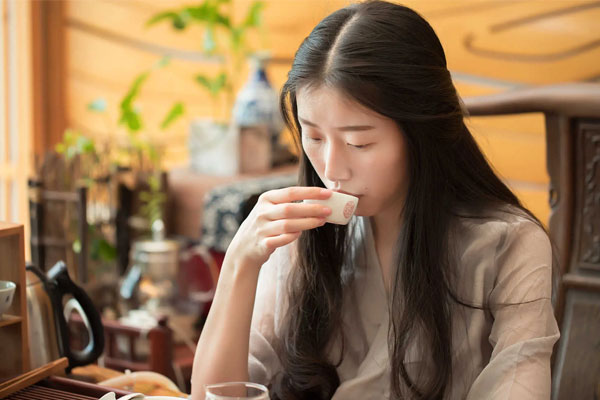 Sử dụng chè giúp hỗ trợ điều trị ung thư, giảm cân, chống lão hóa,...hiệu quả.