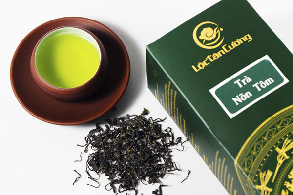 Trà Nõn Tôm Tân Cương có cánh trà nhỏ ti, xoăn tít và màu nước xanh trong.