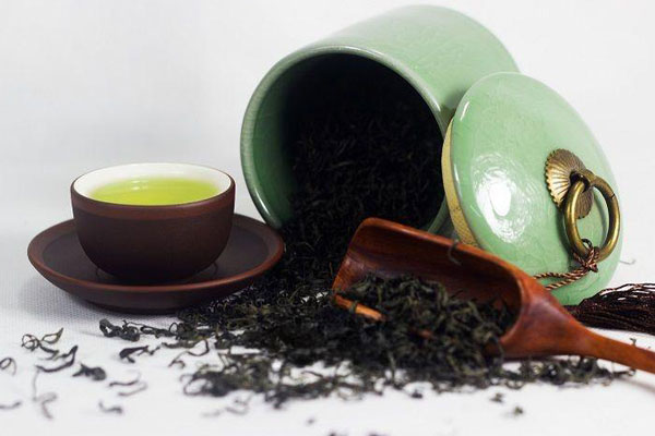 Sử dụng bình thủy tinh màu đục để đựng chè, giúp tránh ánh sáng mặt trời. Sử dụng bình thủy tinh màu đục để đựng chè, giúp tránh ánh sáng mặt trời.