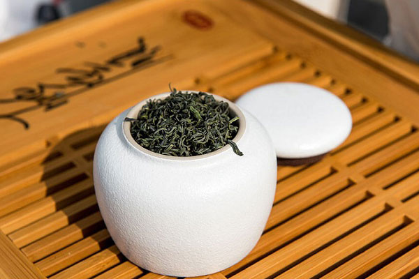 Nên chọn hộp đựng có màu đục, kín để không làm ảnh hưởng đến chất lượng của chè. Nên chọn hộp đựng có màu đục, kín để không làm ảnh hưởng đến chất lượng của chè.