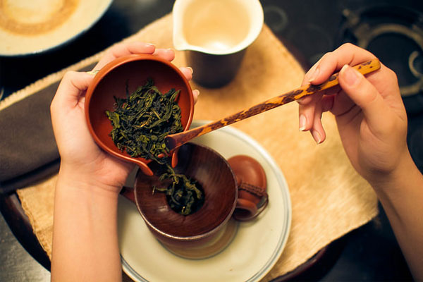 Nên chọn lá chè xanh tươi, còn mới và xanh mướt để thưởng thức được hương vị thơm ngon nhất. Nên chọn lá chè xanh tươi, còn mới và xanh mướt để thưởng thức được hương vị thơm ngon nhất.