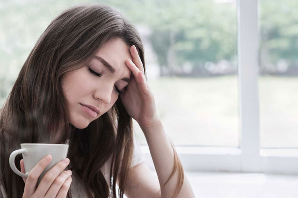 Choáng váng và chóng mặt có thể là dấu hiệu đặc trưng của việc tiêu thụ quá nhiều trà.