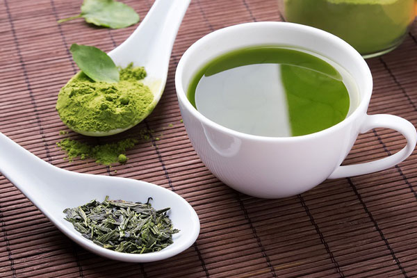 Dùng trà cùng thức ăn lạnh có thể gây buồn nôn, chóng mặt và suy giảm khả năng tiêu hóa.