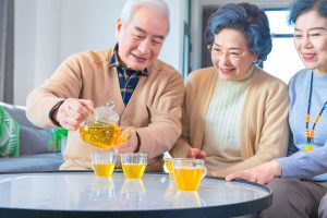 Người già nên hạn chế sử dụng trà để tránh gây ảnh hưởng đến sức khỏe.