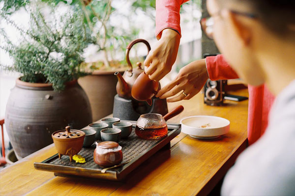 Sử dụng nước nóng là yếu tố tiên quyết khi pha trà, nhưng nhiệt độ nước phải phù hợp.