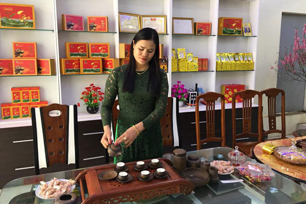 Dùng ấm đất Bát Tràng hoặc ấm tử sa để pha trà