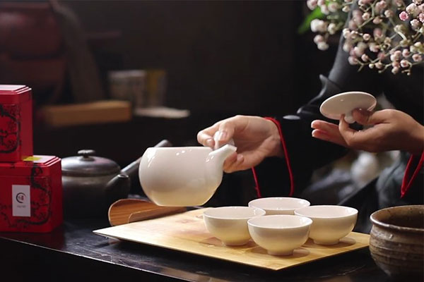 Sử dụng nước sôi 100 độ C để tráng sạch ấm và chén.