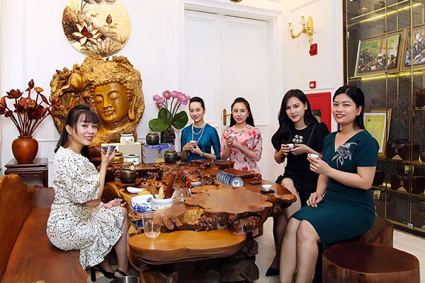Thưởng trà trong không gian yên tĩnh giúp cải thiện tinh thần của người uống trà.