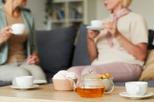 Nên uống trà trước hay sau bữa ăn tùy sở thích của từng người.