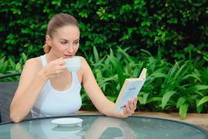 Uống trà sau bữa ăn sáng giúp hệ tiêu hóa hoạt động tốt hơn.