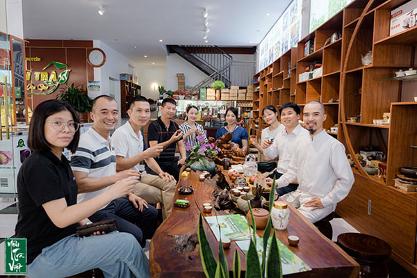 Cửa hàng Danh Trà Tea House được thành lập bởi ông Vũ Văn Hiệt. Cửa hàng Danh Trà Tea House được thành lập bởi ông Vũ Văn Hiệt.